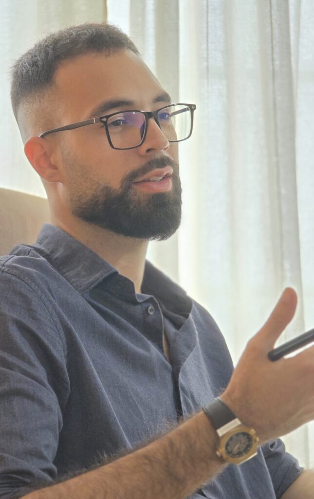 Foto en la que sale hablando nestor rodriguez quien es un psicologo gran canaria